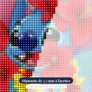Stitch au collier d'hibiscus rouges – gros plan des diamants