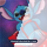 Stitch sorridente nell'abitacolo trasparente – primo piano dei diamanti
