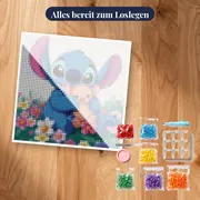Stitch umarmt kleine Puppe im Blumenfeld – Set bereit zum Loslegen