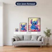 Stitch knuffelt zijn poppetje tussen bloemen – beschikbare formaten