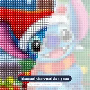 Stitch con cappello rosso e regali – primo piano dei diamanti