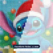 Stitch sitzt auf rotem Teppich zwischen Geschenken – Nahaufnahme der Steine