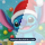 Stitch addobba l'albero con cappello rosso – primo piano dei diamanti