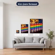 Zes gelaagde regenboogglazen op donkere bar – beschikbare formaten