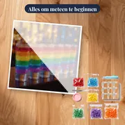Zes gelaagde regenboogglazen op donkere bar – pakket klaar om te beginnen
