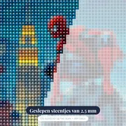 Spider-Man op een waterspuwer bij nacht – close-up van de steentjes