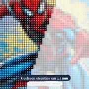 Spider-Man in dynamische sprong met spinnenweb – close-up van de steentjes