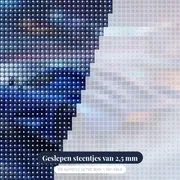 Blauwe sportwagen in de nachtelijke regen – close-up van de steentjes