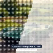 Groene klassieke racewagen op kronkelweg – close-up van de steentjes