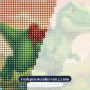 Groene dinosaurus met rood zadel in bloemenwei – close-up van de steentjes
