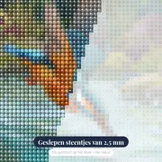 IJsvogel duikt in beek met waterdruppels – close-up van de steentjes
