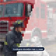 Brandweerman met dalmatiër bij rode wagen – close-up van de steentjes
