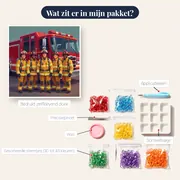 Lachende brandweerploeg voor rode brandweerwagen – inhoud van het pakket