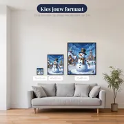 Sneeuwpop met wortelneus in besneeuwd dorp – beschikbare formaten