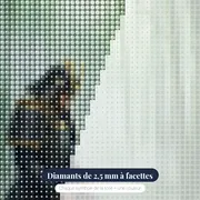 Samouraï agenouillé dans la forêt de bambous – gros plan des diamants