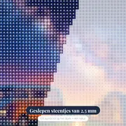 Camperbus, tent en kampvuur onder de Melkweg – close-up van de steentjes