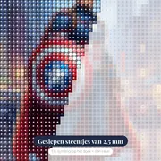 Superheld met sterrenschild op straat – close-up van de steentjes