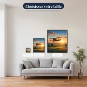 Biplan d'époque au-dessus des champs verts – tailles disponibles