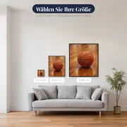 Basketball auf glänzendem Parkettboden – verfügbare Größen