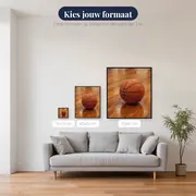 Basketbal op glanzende houten vloer – beschikbare formaten