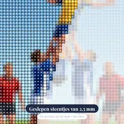 Sprong bij de inworp onder blauwe lucht – close-up van de steentjes