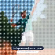 Serveende tennisser op gravelbaan – close-up van de steentjes