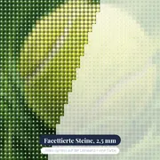Aufspringender Tennisball auf grünem Rasen – Nahaufnahme der Steine