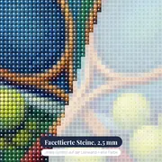 Gekreuzte Tennisschläger mit Bällen am Netz – Nahaufnahme der Steine