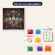Gebrandschilderd kathedraalraam met kleurrijke heiligen – inhoud van het pakket