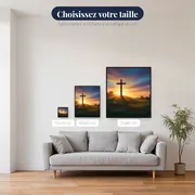 Croix dorée sur la colline à l'aube – tailles disponibles