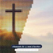 Croix dorée sur la colline à l'aube – gros plan des diamants