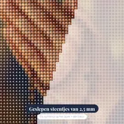 Biddende handen met rozenkrans bij kaarslicht – close-up van de steentjes