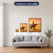 Cavalière au galop dans la prairie dorée – tailles disponibles