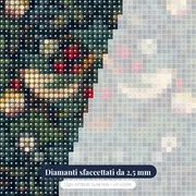 Tordi tra fragole su blu notte – primo piano dei diamanti