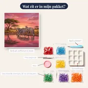 Kudde zebra's bij waterplas onder roze hemel – inhoud van het pakket