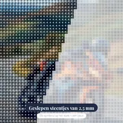 Sportmotor in scherpe bergbocht – close-up van de steentjes