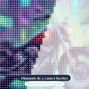 Moto à flammes sur rue néon – gros plan des diamants