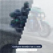 Grote toermotor op mistige brug – close-up van de steentjes