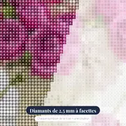 Diamond Painting Roses Fuchsia dans un Vase Fleuri – gros plan des diamants