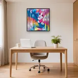Chaton Rose et Blanc aux Yeux Bleus dans une Chaussure Arc-en-Ciel – Bureau