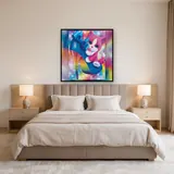 Chaton Rose et Blanc aux Yeux Bleus dans une Chaussure Arc-en-Ciel – Chambre