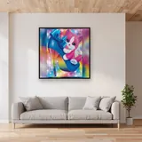 Chaton Rose et Blanc aux Yeux Bleus dans une Chaussure Arc-en-Ciel – mis en situation dans un salon