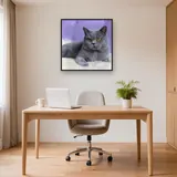 British Shorthair aux Yeux Ambre sur Fond Mauve – Bureau