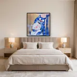 Tendresse Féline : Chats Bleu et Blanc enlacés – Chambre