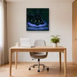 Chat Noir aux Yeux de Jade sur un Lit Violet – Bureau