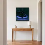 Chat Noir aux Yeux de Jade sur un Lit Violet – Entrée