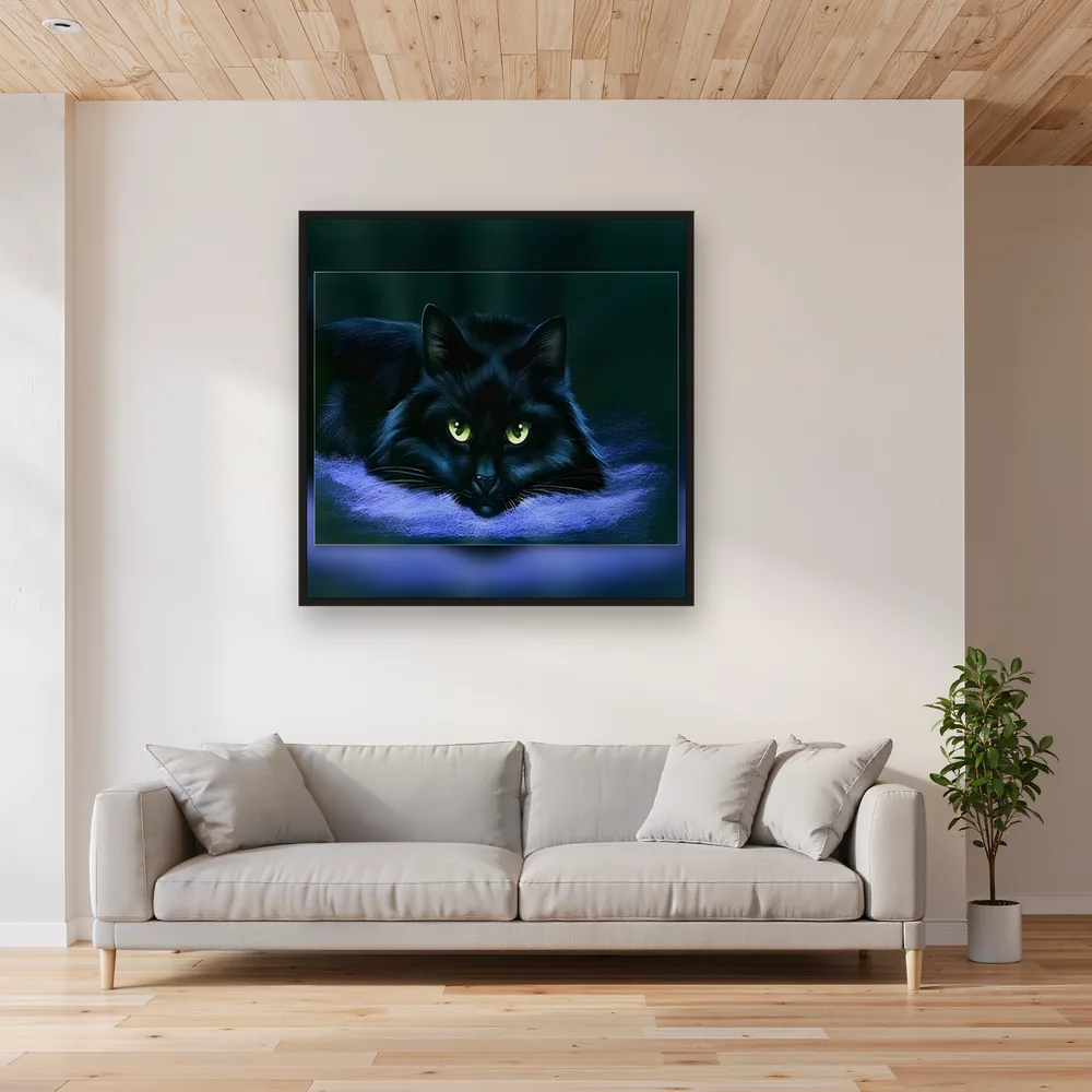 Chat Noir aux Yeux de Jade sur un Lit Violet – Salon
