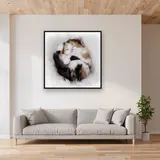 Chaton Tricolore Endormi sur Couverture Douce – mis en situation dans un salon