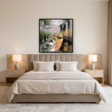 Femme Féline au Couchage Solaire – Chambre
