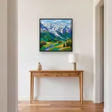 Schneebedeckter Gipfel über grüner Alpenlandschaft – Flur